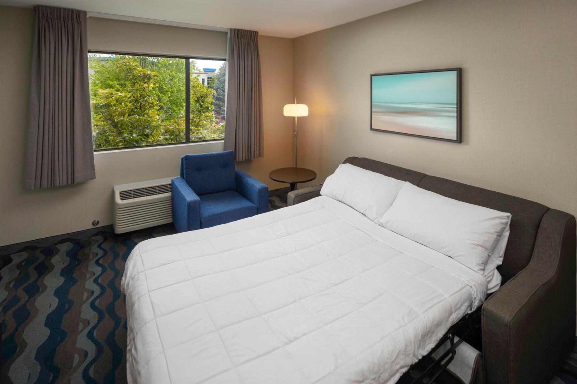 Hotel Accent Vancouver Airport 3*