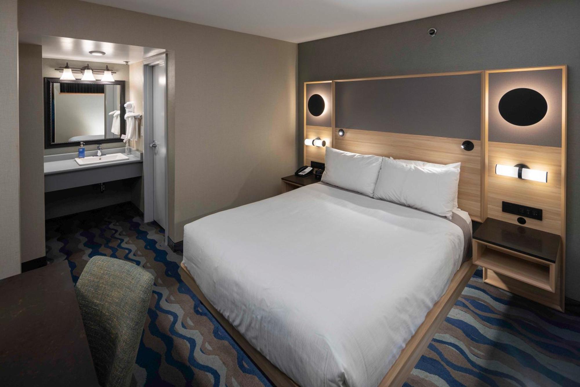 Hotel Accent Vancouver Airport 3*