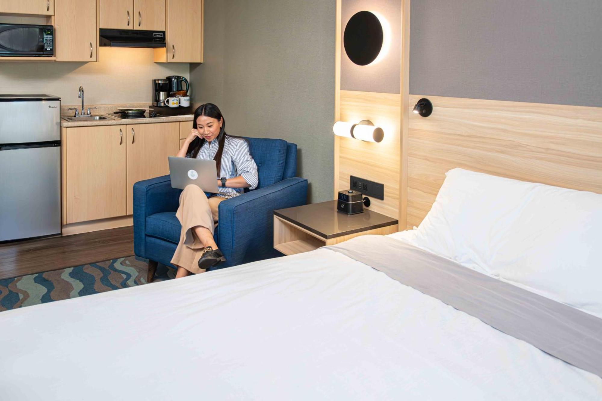 Accent Vancouver Airport 3*