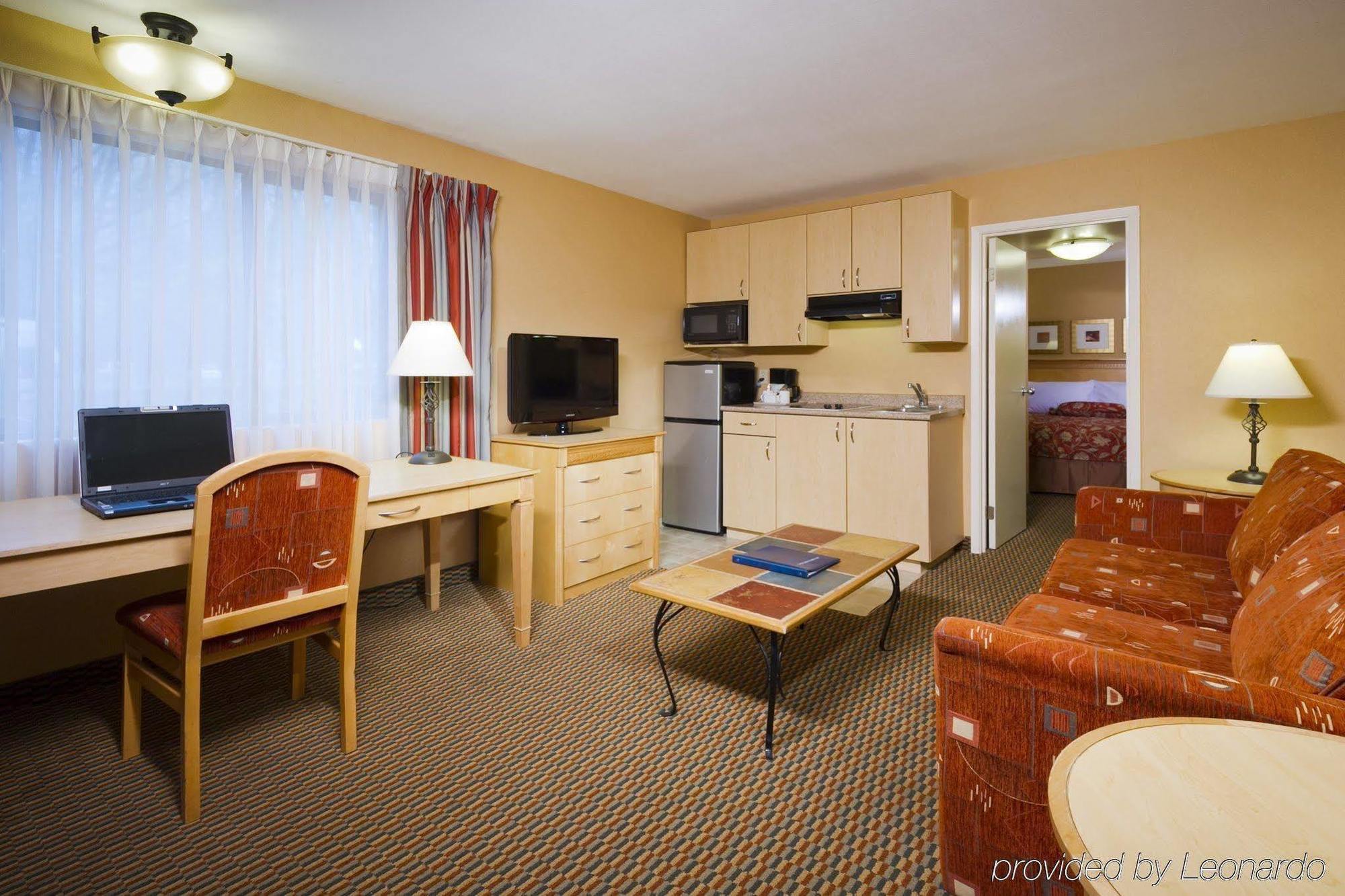 Accent Vancouver Airport 3*